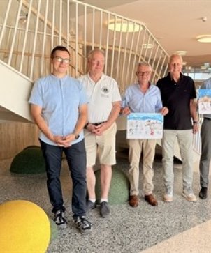 Olaf Frettko (Schulleiter Schule im Pioneerpark), Jörg Börstinghaus (Lions Club Hanau Brüder Grimm), Andreas Ludwig (Lions Club Hanau), Herbert Reus (Lions Club Hanau), Hanaus Bürgermeister Dr. Maximilian Bieri, Melanie Lembcke (Hanau Marketing GmbH) und Marie Luchies (Klassenlehrerin Schule im Pioneerpark) bei der Auswahl des Motivs für den Hanauer Adventskalender 2026.